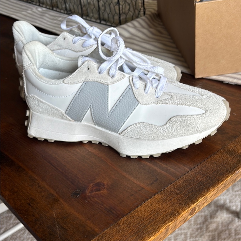 New Balance 327 Sz 9 never worn light blue and white